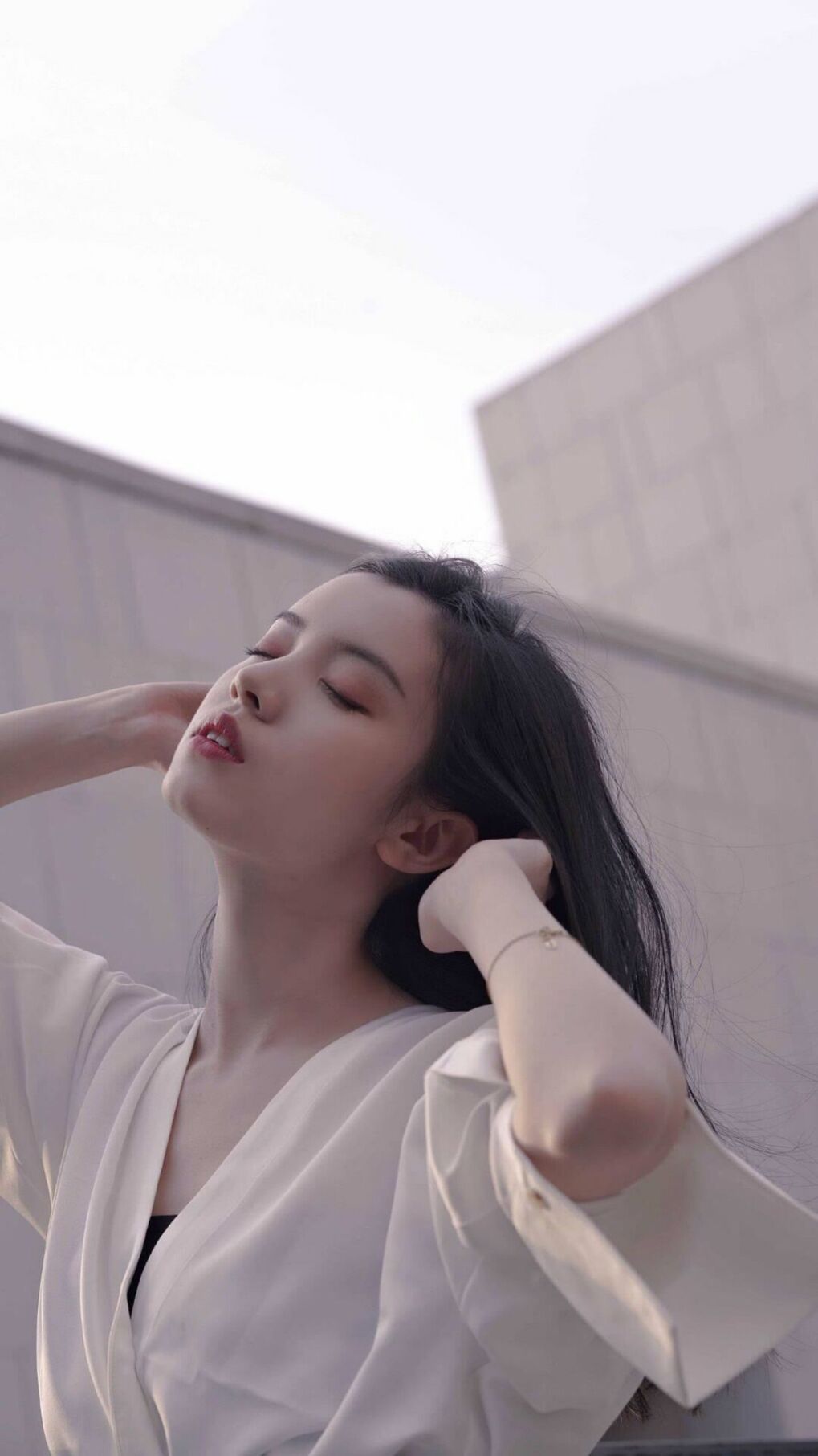 “新加坡游泳赛场：泳者挑战自我，争夺荣誉”